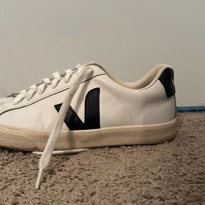 Black and White Veja